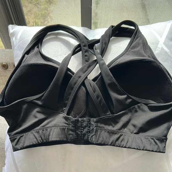 Black Strappy Sports Bra with Geometric Back - Picture 4 of 4